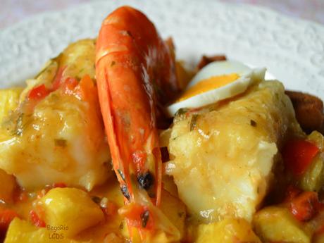 Bacalao con langostinos y costrones