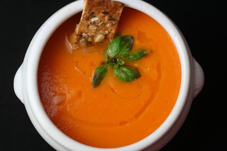 Sopa de Tomate a la Albahaca Sopa de Tomate a la Albahaca