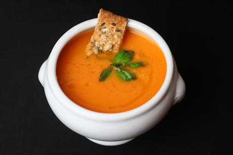 Sopa de Tomate a la Albahaca Sopa de Tomate a la Albahaca