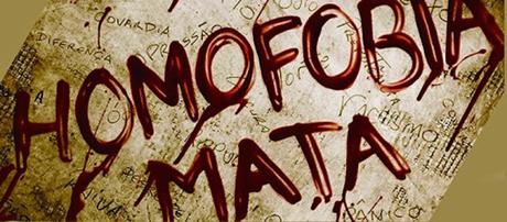 Atacaron ferozmente a una chica por llevar los colores del orgullo gay Atacaron ferozmente a una chica por llevar los colores del orgullo gay