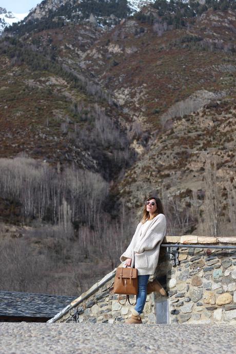 look de invierno con botas UGG y cardigan oversize