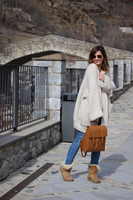 look de invierno con botas UGG y cardigan oversize