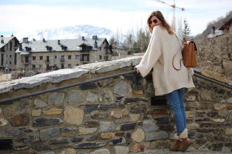 look de invierno con botas UGG y cardigan oversize