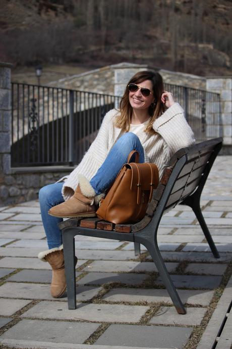 look de invierno con botas UGG y cardigan oversize