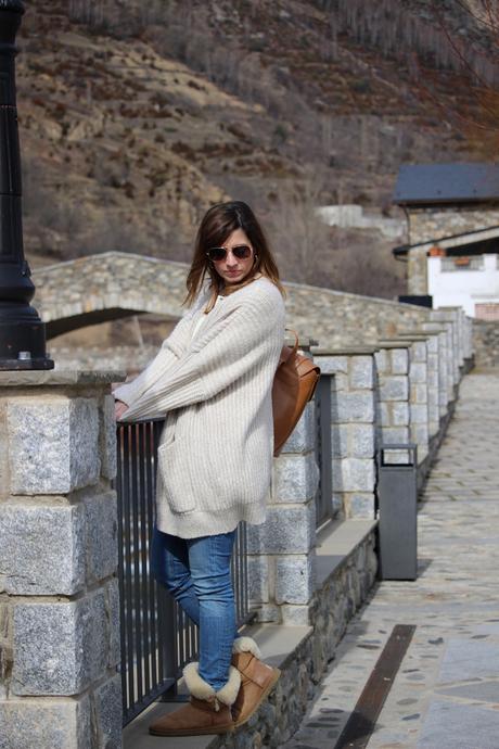 look de invierno con botas UGG y cardigan oversize