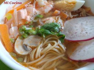 SOPA RAMEN DE SALMON Y LANGOSTINOS