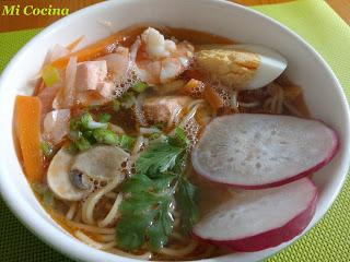 SOPA RAMEN DE SALMON Y LANGOSTINOS