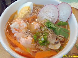 SOPA RAMEN DE SALMON Y LANGOSTINOS