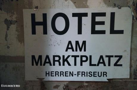 cartel del hotel am Marktplatz con peluquería en Stuttgart
