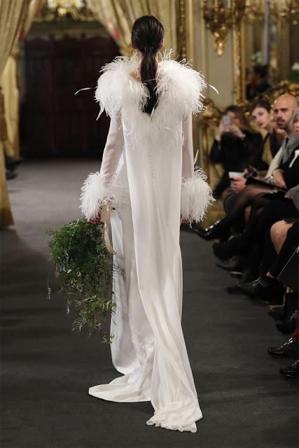 Grandes volúmenes y muchas plumas llenan la pasarela de Atelier Couture con el desfile de Rafael Urquizar