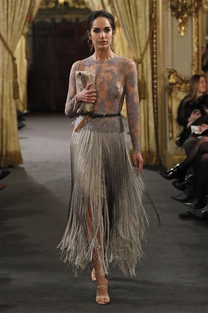 Grandes volúmenes y muchas plumas llenan la pasarela de Atelier Couture con el desfile de Rafael Urquizar