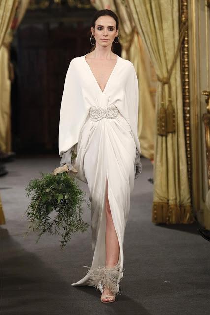 Grandes volúmenes y muchas plumas llenan la pasarela de Atelier Couture con el desfile de Rafael Urquizar