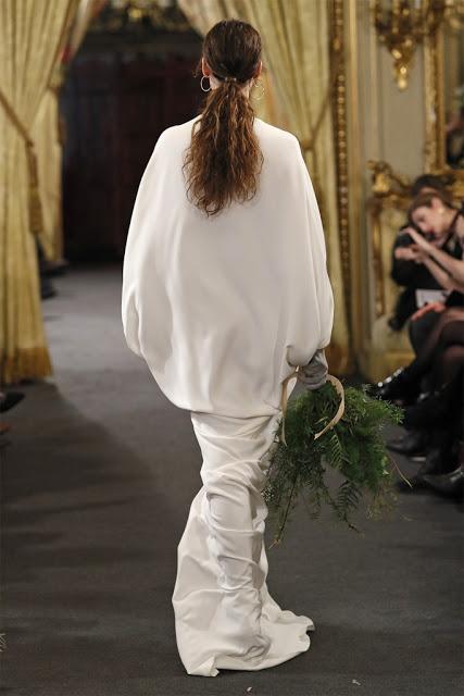 Grandes volúmenes y muchas plumas llenan la pasarela de Atelier Couture con el desfile de Rafael Urquizar