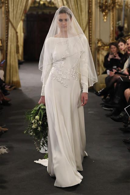 Grandes volúmenes y muchas plumas llenan la pasarela de Atelier Couture con el desfile de Rafael Urquizar