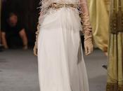 Grandes volúmenes muchas plumas llenan pasarela Atelier Couture desfile Rafael Urquizar