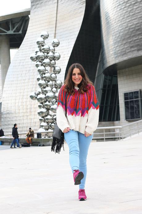 Outfit para primavera con zapatillas rosas