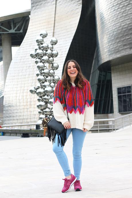 Outfit para primavera con zapatillas rosas