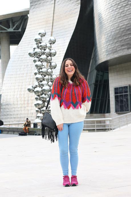 Outfit para primavera con zapatillas rosas