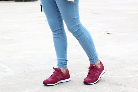 Outfit para primavera con zapatillas rosas