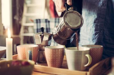 Cafetera y tazas