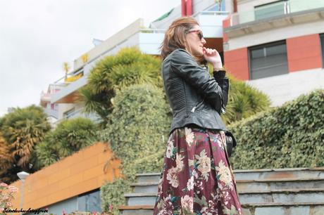 FALDA MIDI CON BOTAS