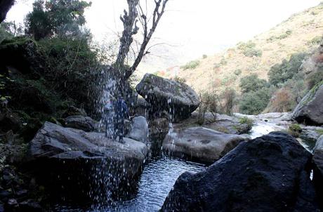 El Pozo Airón, la cascada reversible de las Arribes Detrás del Pozo Airón