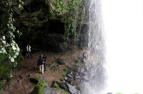 El Pozo Airón, la cascada reversible de las Arribes Visitantes en la cueva del Pozo Airón