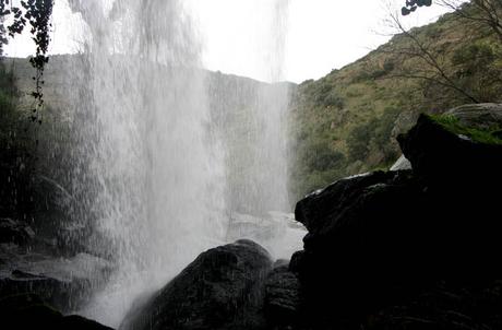 El Pozo Airón, la cascada reversible de las Arribes El agua de la cascada desde la cueva del Pozo Airón