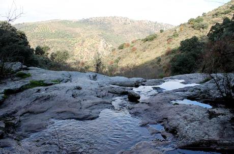 El Pozo Airón, la cascada reversible de las Arribes El Pozo Airón y al fondo Portugal y el río Duero encajonado
