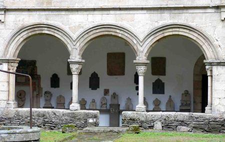 Los 42 relojes solares del claustro franciscano en Lugo