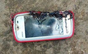 Un celular de Nokia explotó y mata a jóvenes durante la conexión
