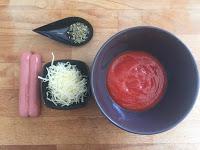 EMPANADILLAS DE QUESO, TOMATE Y SALCHICHAS