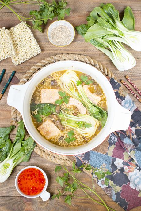 Sopa de noodles con salmón y pak choi Sopa de noodles con salmón y pak choi