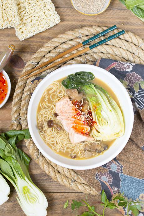 Sopa de noodles con salmón y pak choi Sopa de noodles con salmón y pak choi