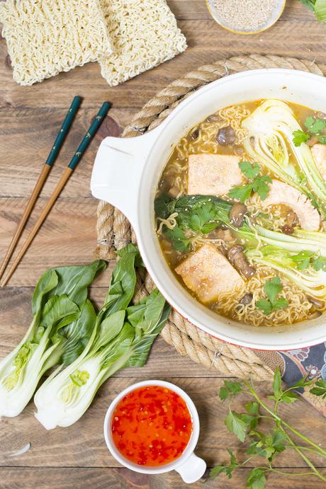 Sopa de noodles con salmón y pak choi Sopa de noodles con salmón y pak choi