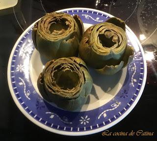 Alcachofas rellenas de manos de cerdo