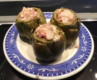Alcachofas rellenas de manos de cerdo