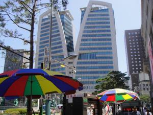 Edificio moderno en Namdaemun - Trending Korea