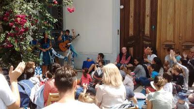 Música en la vereda y en el teatro