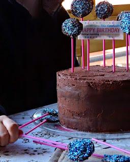 Tarta de chocolate y frambuesas ( la tarta perfecta para un cumpleaños) Tarta de chocolate y frambuesas ( la tarta perfecta para un cumpleaños)