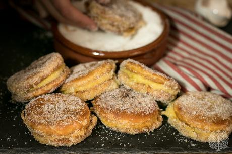 Galletas fritas rellenas de crema