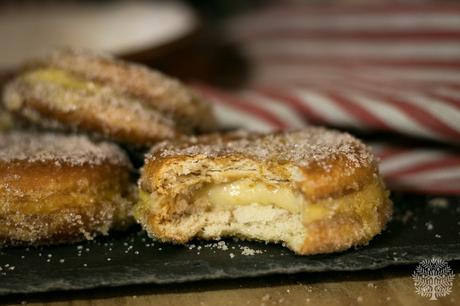 Galletas fritas rellenas de crema