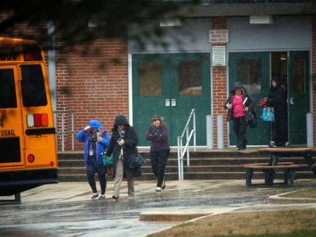 FOTO: Los maestros y los empleados de la escuela salen de la High School secundaria de Great Mills, la escena de un tiroteo, el 20 de marzo de 2018 en Great Mills, Md.