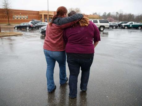 FOTO: Una madre acompaña a su hija, una estudiante de la High School secundaria de Great Mills, al automóvil mientras que la recoge de Leonardtown High School en Leonardtown, Md., El 20 de marzo de 2018.