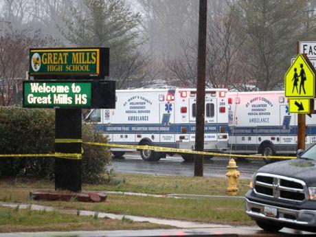 FOTO: Diputados, agentes federales y personal de rescate convergen en la High School secundaria de Great Mills, la escena de un tiroteo, el 20 de marzo de 2018 en Great Mills, Md.