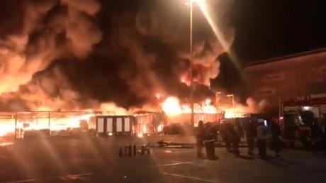 Incendio afecta a una bodega al interior del puerto de Iquique