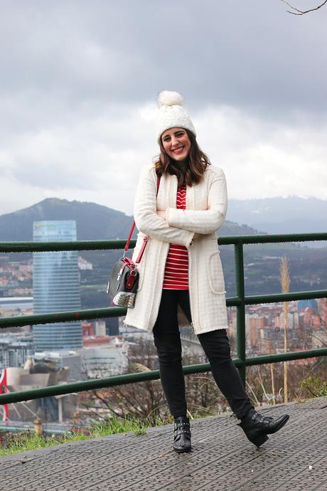 Outfit de invierno con abrigo blanco