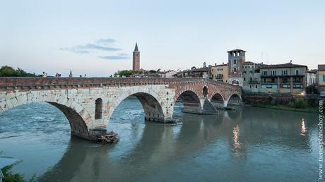 Ponte di Pietra Verona ciudad romantica bonita Italia viaje