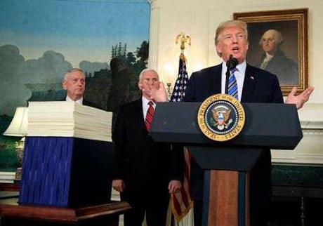 En una explosión de tweets, Trump insiste en que está contento con su equipo legal