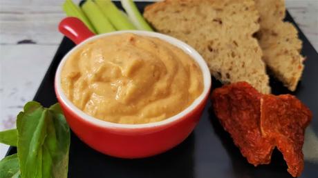 Hummus de albahaca y tomates secos Hummus de albahaca y tomates secos